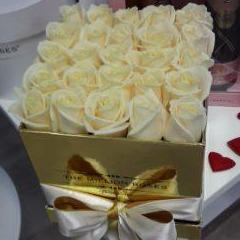 Cube - White  Roses - Gold Box - The Million Roses Slovakia